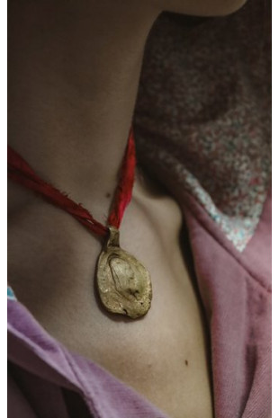 Medalla rústica de la Virgen de Fátima en latón. Hecha artesanalmente por Sandra Bellew.