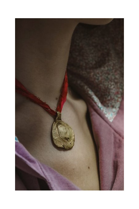 Medalla rústica de la Virgen de Fátima en latón. Hecha artesanalmente por Sandra Bellew.