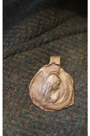 Medalla rústica de la Virgen de Fátima en latón. Hecha artesanalmente por Sandra Bellew.