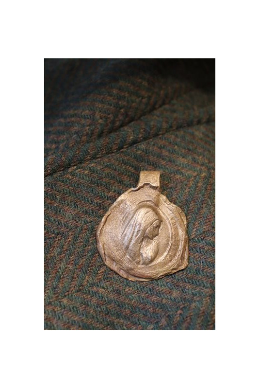 Medalla rústica de la Virgen de Fátima en latón. Hecha artesanalmente por Sandra Bellew.