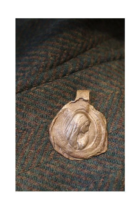 Medalla rústica de la Virgen de Fátima en latón. Hecha artesanalmente por Sandra Bellew.
