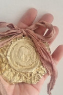 Medalla rústica de la Virgen de Fátima para cuna en latón. Hecha artesanalmente por Sandra Bellew.
