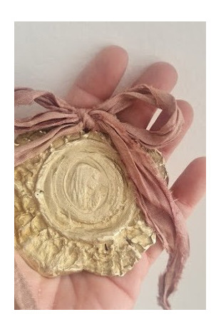 Medalla rústica de la Virgen de Fátima para cuna en latón. Hecha artesanalmente por Sandra Bellew.