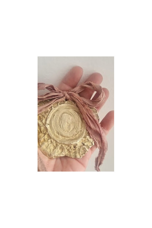Medalla rústica de la Virgen de Fátima para cuna en latón. Hecha artesanalmente por Sandra Bellew.