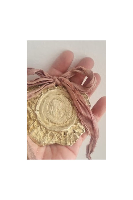 Medalla rústica de la Virgen de Fátima para cuna en latón. Hecha artesanalmente por Sandra Bellew.