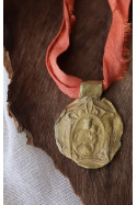 Medalla de la  Virgen del Carmen en latón. Hecha artesanalmente por Sandra Bellew