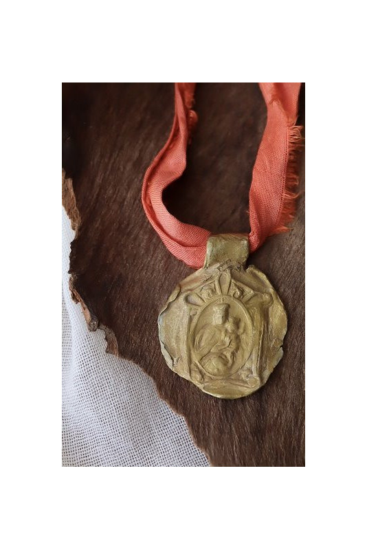 Medalla de la  Virgen del Carmen en latón. Hecha artesanalmente por Sandra Bellew