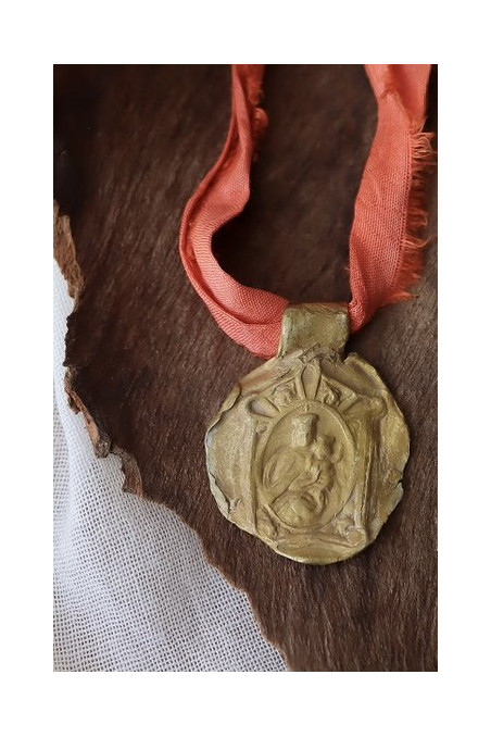 Medalla de la  Virgen del Carmen en latón. Hecha artesanalmente por Sandra Bellew