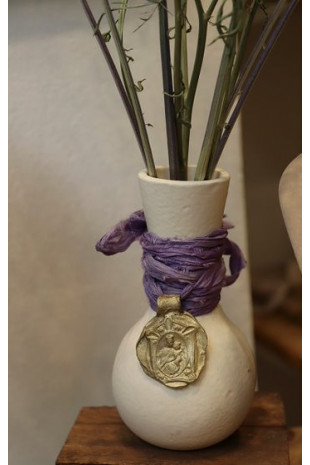Medalla de la  Virgen del Carmen para ramo de novia en plata. Hecha artesanalmente por Sandra Bellew