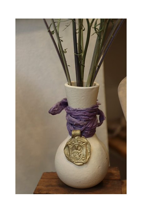 Medalla de la  Virgen del Carmen para ramo de novia en plata. Hecha artesanalmente por Sandra Bellew
