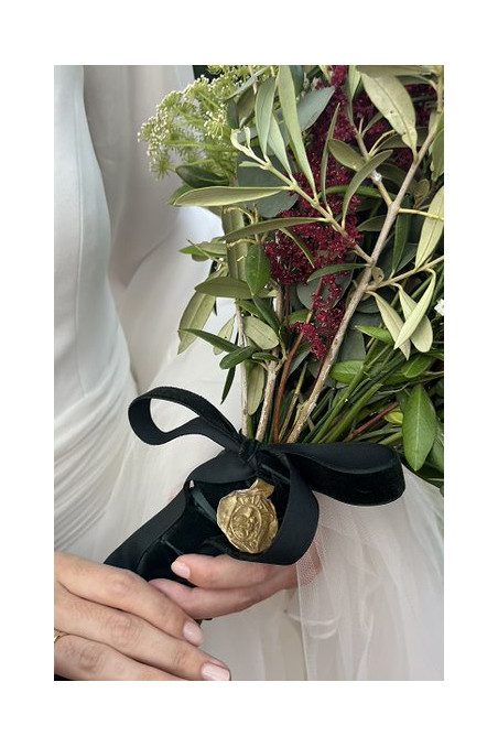 Medalla de la  Virgen del Carmen para ramo de novia en latón. Hecha artesanalmente por Sandra Bellew