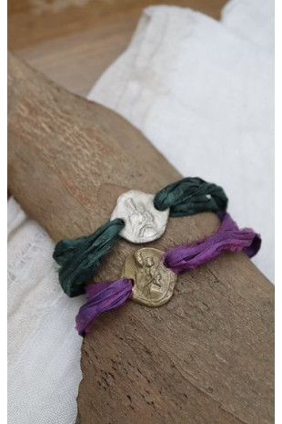 Pulsera Virgen del Carmen en latón y en plata. Hecha artesanalmente por Sandra Bellew