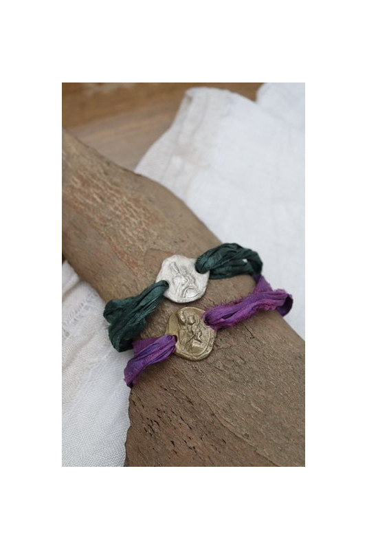 Pulsera Virgen del Carmen en latón y en plata. Hecha artesanalmente por Sandra Bellew