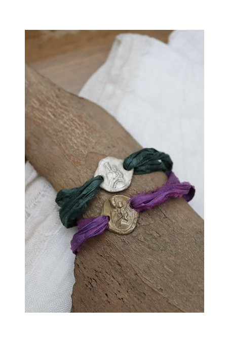 Pulsera Virgen del Carmen en latón y en plata. Hecha artesanalmente por Sandra Bellew