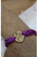 Pulsera Virgen del Carmen en latón. Hecha artesanalmente por Sandra Bellew