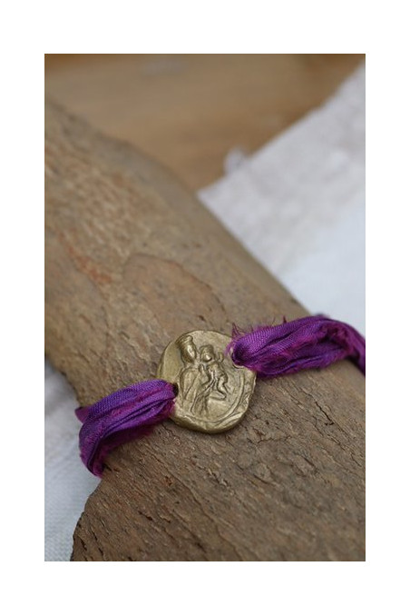 Pulsera Virgen del Carmen en latón. Hecha artesanalmente por Sandra Bellew