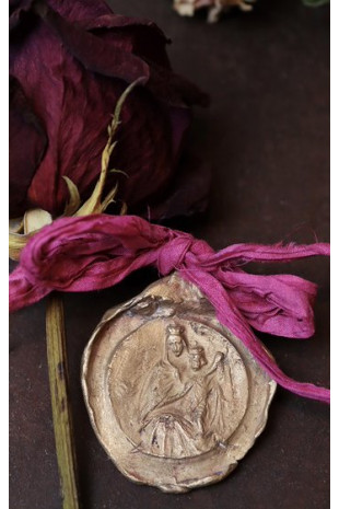 Medalla de la  Virgen del Carmen para carrito en latón. Hecha artesanalmente por Sandra Bellew.