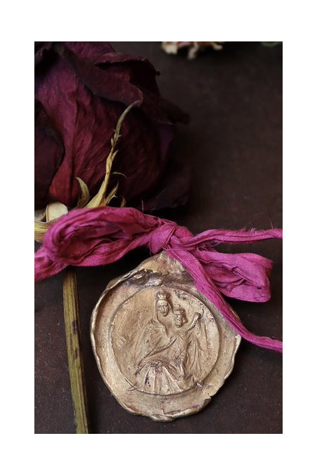 Medalla de la  Virgen del Carmen para carrito en latón. Hecha artesanalmente por Sandra Bellew.