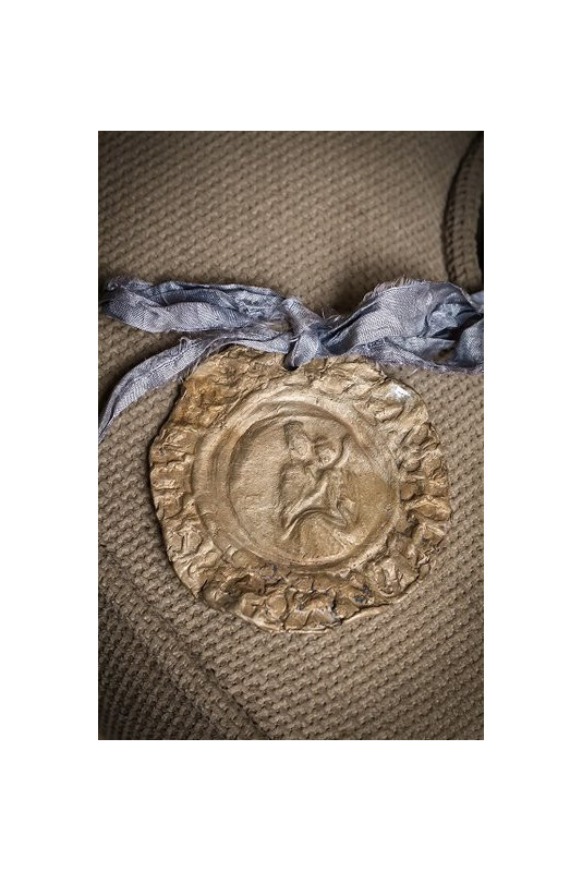 Medalla de la  Virgen del Carmen para carrito en latón. Hecha artesanalmente en España por Sandra Bellew.