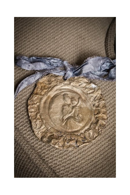 Medalla de la  Virgen del Carmen para carrito en latón. Hecha artesanalmente en España por Sandra Bellew.