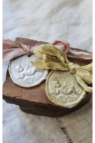 Medalla rústica del Niño Jesús para carrito de bebé en latón y en plata. Hecha artesanalmente por Sandra Bellew.