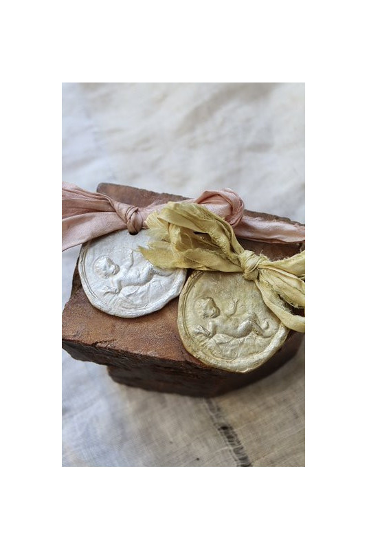 Medalla rústica del Niño Jesús para carrito de bebé en latón y en plata. Hecha artesanalmente por Sandra Bellew.