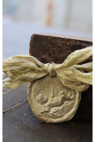 Medalla rústica del Niño Jesús para carrito de bebé en latón. Hecha artesanalmente por Sandra Bellew.
