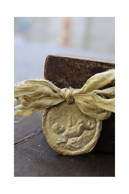 Medalla rústica del Niño Jesús para carrito de bebé en latón. Hecha artesanalmente por Sandra Bellew.