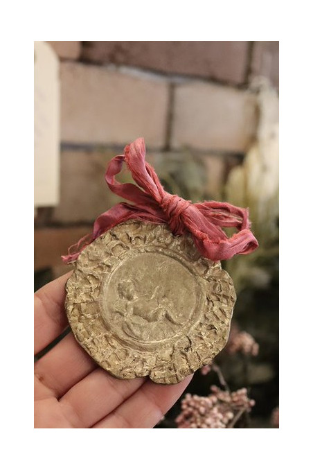 Medalla rústica del Niño Jesús para cuna en latón. Hecha artesanalmente por Sandra Bellew.