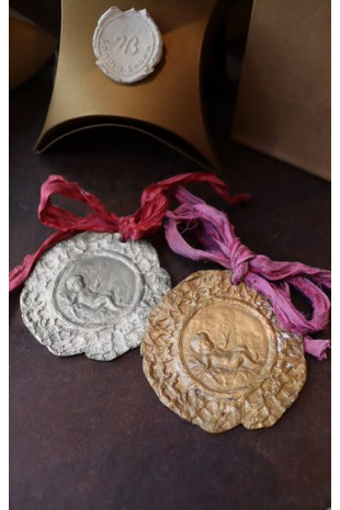Medalla rústica del Niño Jesús para cuna en latón y en plata. Hecha artesanalmente por Sandra Bellew.