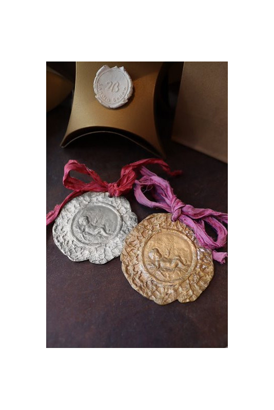 Medalla rústica del Niño Jesús para cuna en latón y en plata. Hecha artesanalmente por Sandra Bellew.