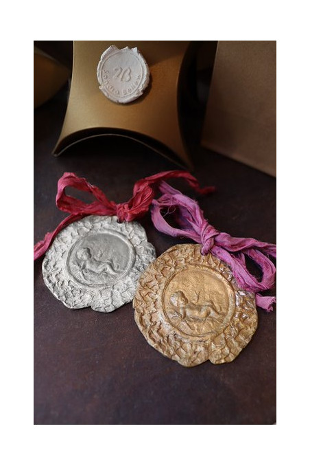Medalla rústica del Niño Jesús para cuna en latón y en plata. Hecha artesanalmente por Sandra Bellew.