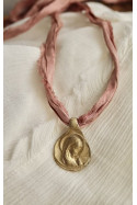 Medalla rústica de la Virgen Niña en latón. Hecha artesanalmente en España por Sandra Bellew.