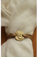Pulsera rústica de la Virgen Niña en latón. Hecha artesanalmente en España por Sandra Bellew.