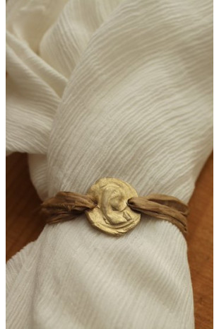 Pulsera rústica de la Virgen Niña en latón. Hecha artesanalmente en España por Sandra Bellew.