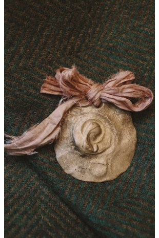 Medalla rústica de la Virgen Niña para carrito en latón. Hecha artesanalmente en España por Sandra Bellew.