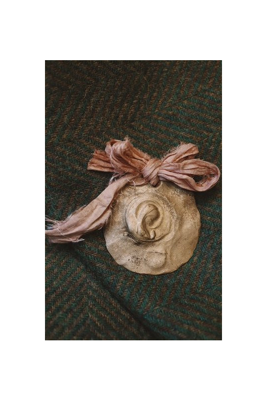 Medalla rústica de la Virgen Niña para carrito en latón. Hecha artesanalmente en España por Sandra Bellew.