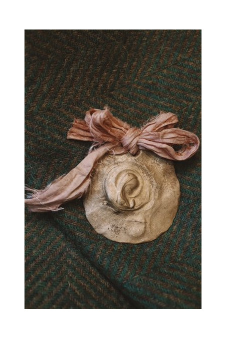 Medalla rústica de la Virgen Niña para carrito en latón. Hecha artesanalmente en España por Sandra Bellew.