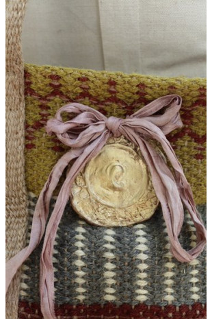 Medalla rústica de la Virgen Niña para cuna en latón. Hecha artesanalmente en España por Sandra Bellew.