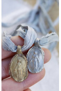 Medalla rústica de la Virgen Milagrosa en latón y en plata. Hecha artesanalmente en España por Sandra Bellew.