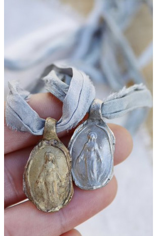 Medalla rústica de la Virgen Milagrosa en latón y en plata. Hecha artesanalmente en España por Sandra Bellew.