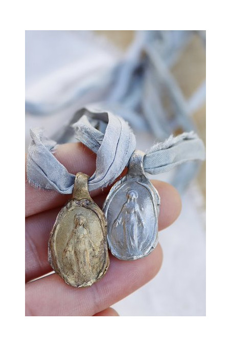Medalla rústica de la Virgen Milagrosa en latón y en plata. Hecha artesanalmente en España por Sandra Bellew.