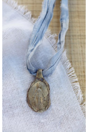 Medalla rústica de la Virgen Milagrosa en latón. Hecha artesanalmente en España por Sandra Bellew.