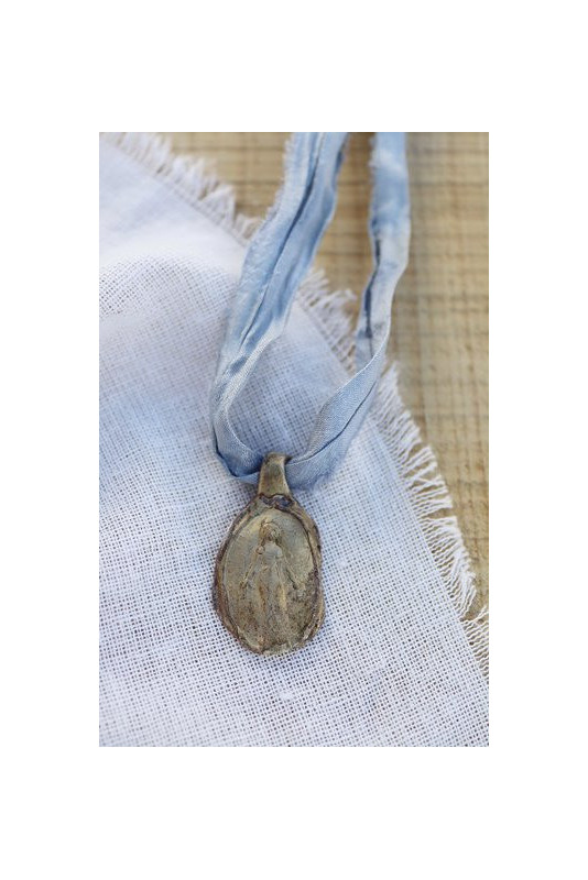 Medalla rústica de la Virgen Milagrosa en latón. Hecha artesanalmente en España por Sandra Bellew.