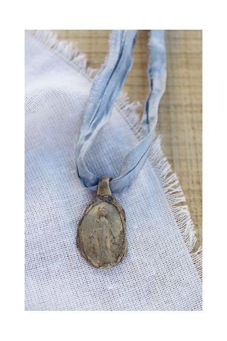 Medalla rústica de la Virgen Milagrosa en latón. Hecha artesanalmente en España por Sandra Bellew.