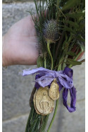 Medalla rústica de la Virgen Milagrosa para ramo de novia en latón. Hecha artesanalmente por Sandra Bellew.