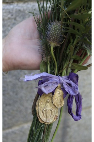 Medalla rústica de la Virgen Milagrosa para ramo de novia en latón. Hecha artesanalmente por Sandra Bellew.