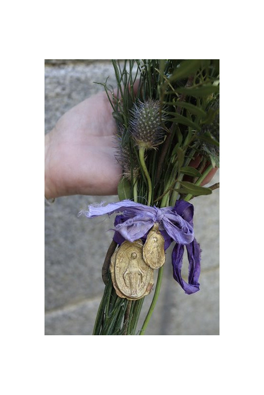 Medalla rústica de la Virgen Milagrosa para ramo de novia en latón. Hecha artesanalmente por Sandra Bellew.