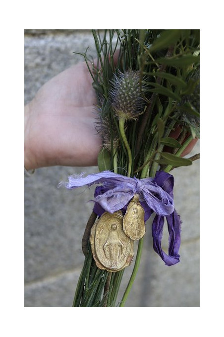 Medalla rústica de la Virgen Milagrosa para ramo de novia en latón. Hecha artesanalmente por Sandra Bellew.