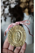 Medalla rústica de la Virgen Milagrosa en latón para cuna. Hecha artesanalmente en España por Sandra Bellew.